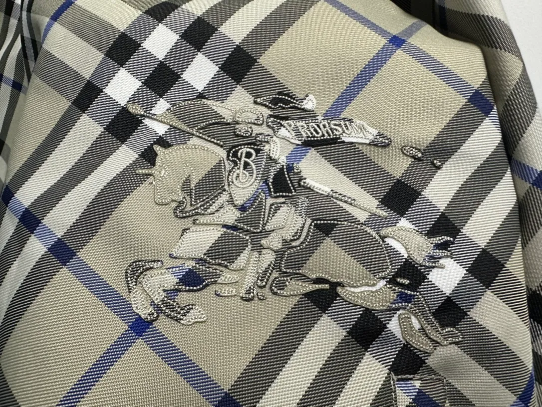【Burberry】BBR 、 、 、 ， Breathable 、 ； Wear-Resistant . 。 、 ， ， 、 。 、 ， ： ， Classic ， ➕ ， “ ” ， ， 。 Size：S M L XL